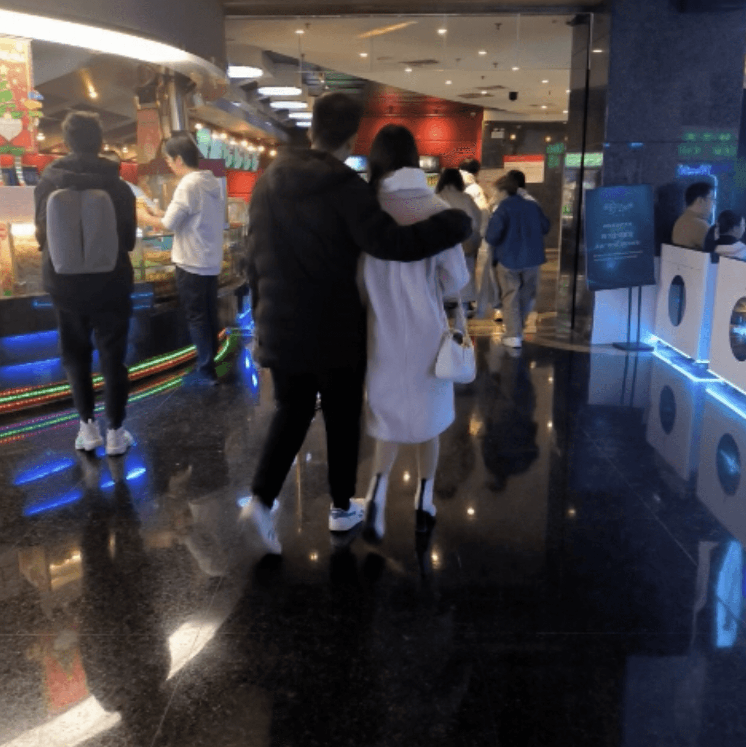 Cinema girl candid hand trample with 8cm heeled boots