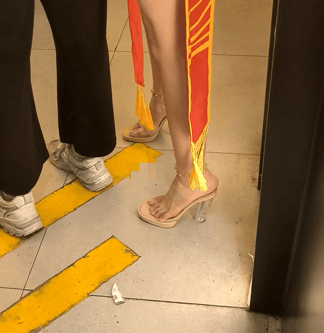 Anime convention girl in transparent high heels candid crush + many other shoes
