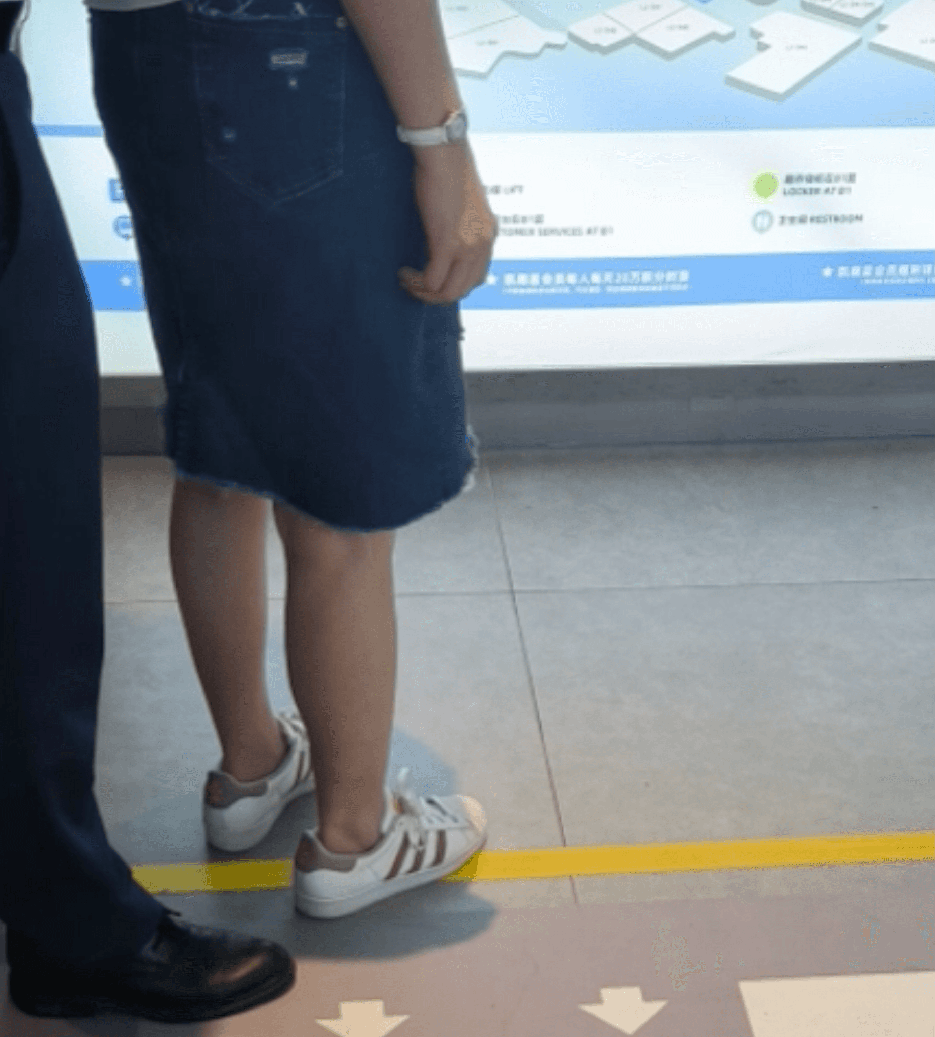 Girl adidas superstar + fila sneaker hand trample in cinema