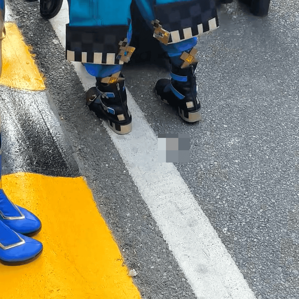 Anime convention beautiful lady in boots + leather shoes + sneakers candid crush