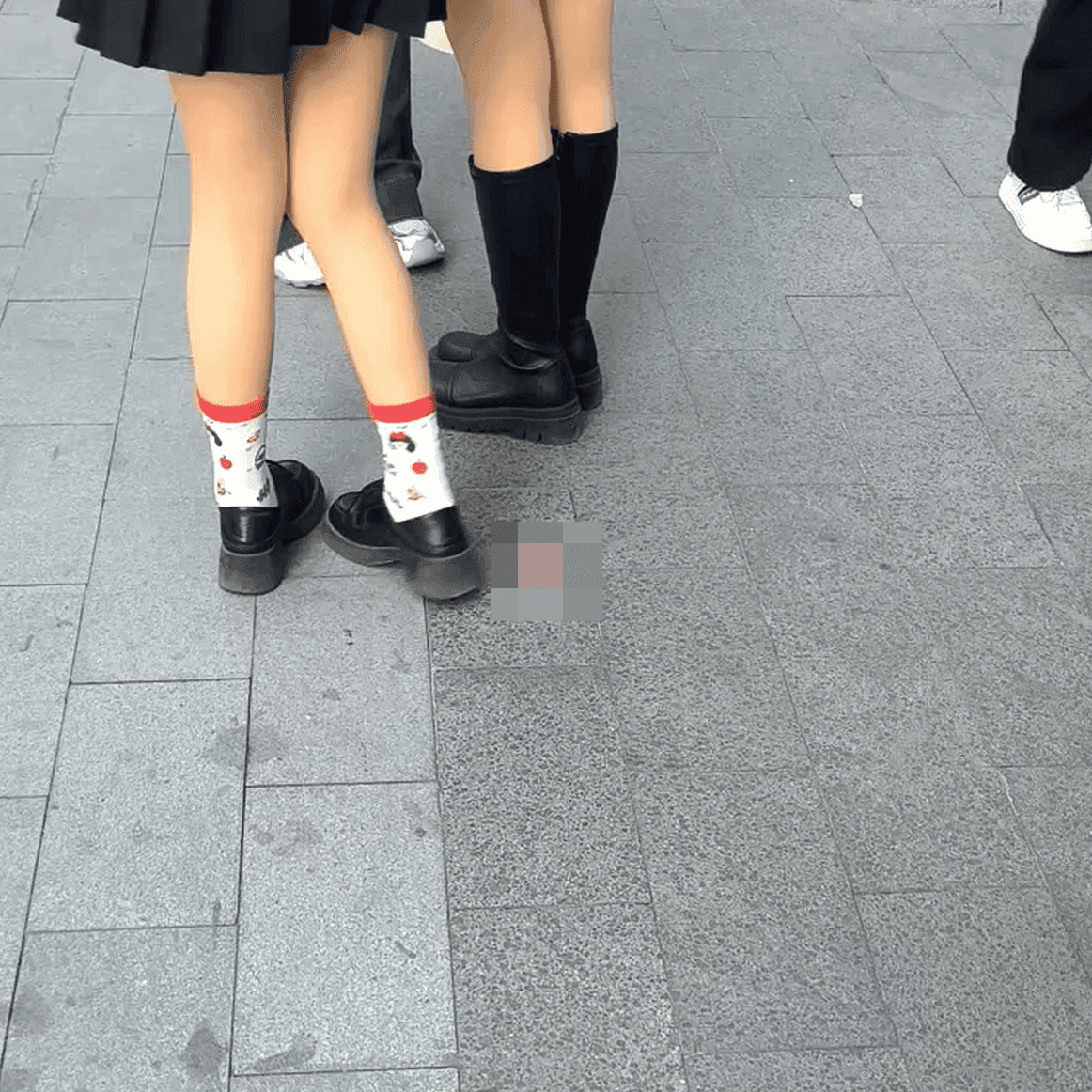 Anime convention beautiful lady in boots + leather shoes + sneakers candid crush