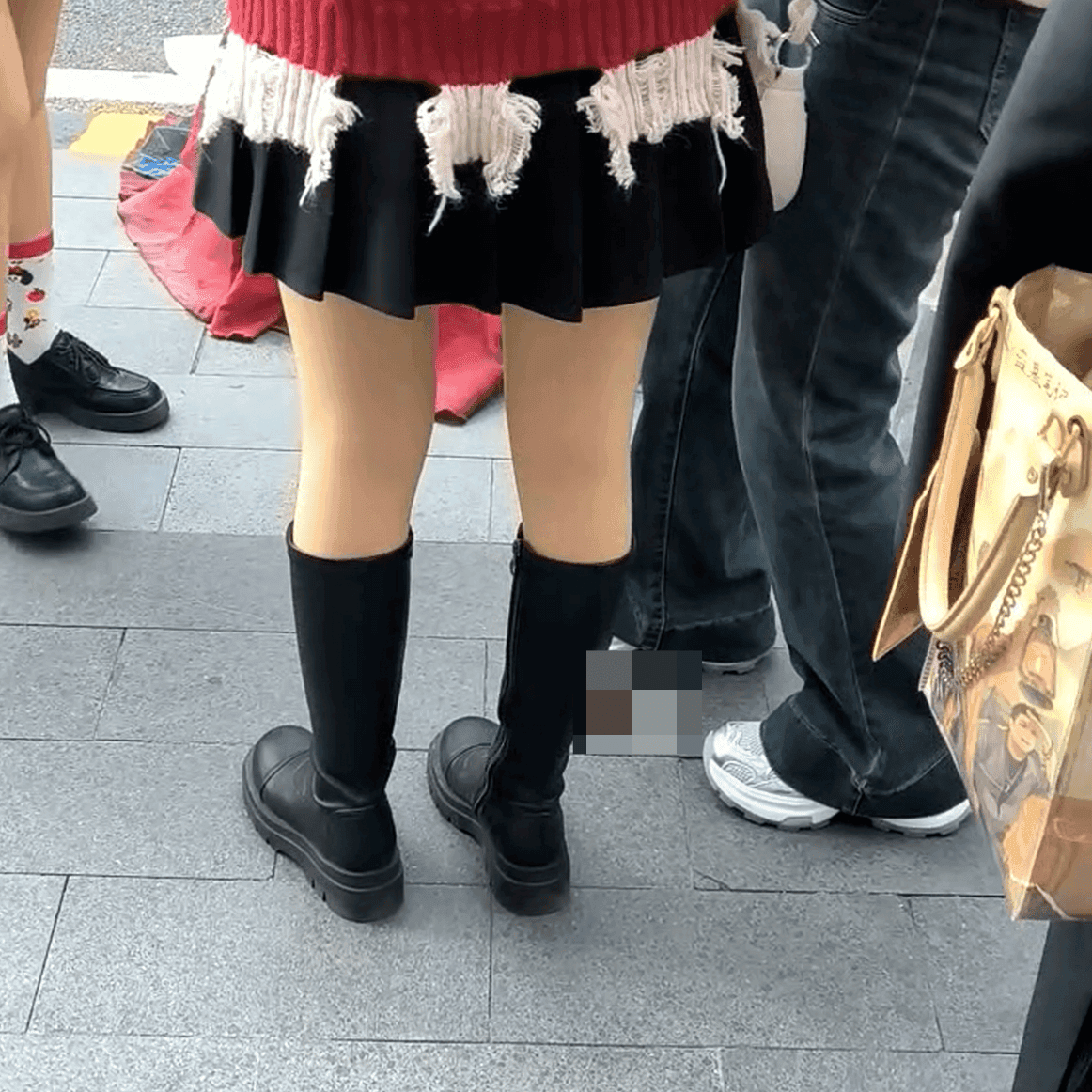 Anime convention beautiful lady in boots + leather shoes + sneakers candid crush