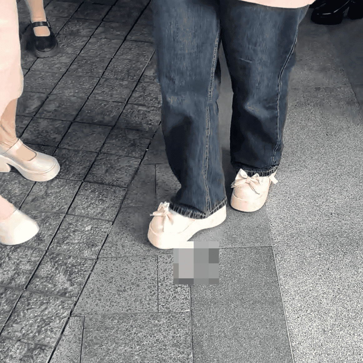 Anime convention beautiful lady in boots + leather shoes + sneakers candid crush