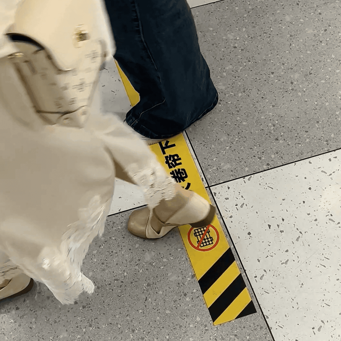Shopping mall aisle passing women candid crush + Lady next seat in sneakers candid crush