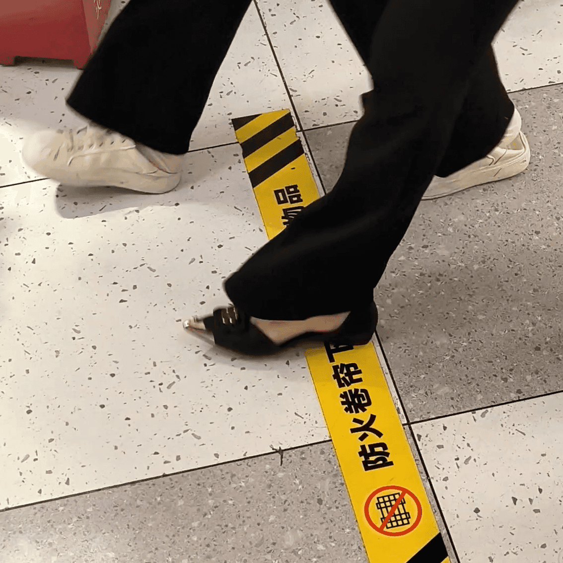 Shopping mall aisle passing women candid crush + Lady next seat in sneakers candid crush