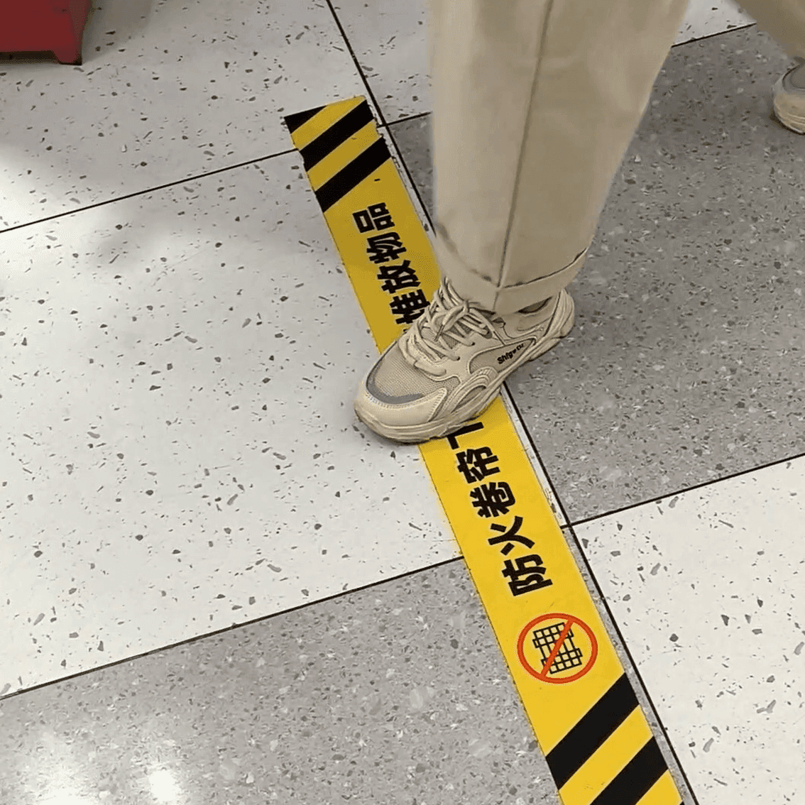 Shopping mall aisle passing women candid crush + Lady next seat in sneakers candid crush