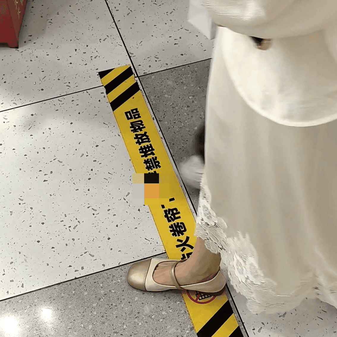 Shopping mall aisle passing women candid crush + Lady next seat in sneakers candid crush