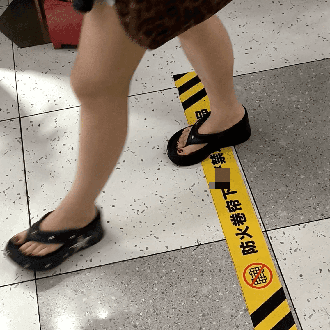 Shopping mall aisle passing women candid crush + Lady next seat in sneakers candid crush