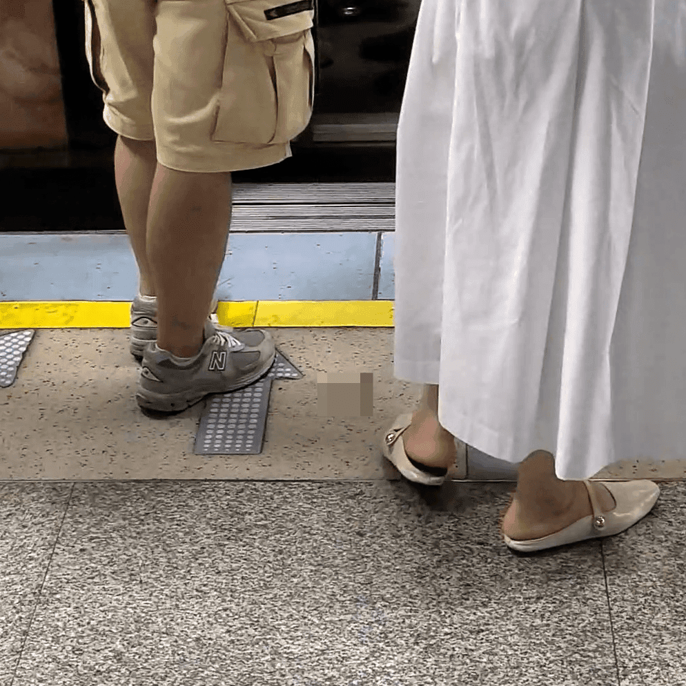 Anime convention women candid crush with leather shoes + Subway entrance women candid crush with sneakers