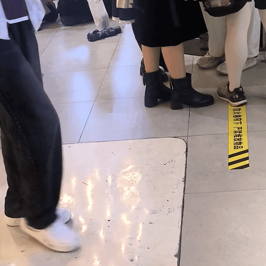 Anime convention women candid crush with leather shoes + Subway entrance women candid crush with sneakers