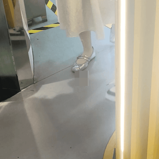 Anime convention women candid crush with leather shoes + Subway entrance women candid crush with sneakers