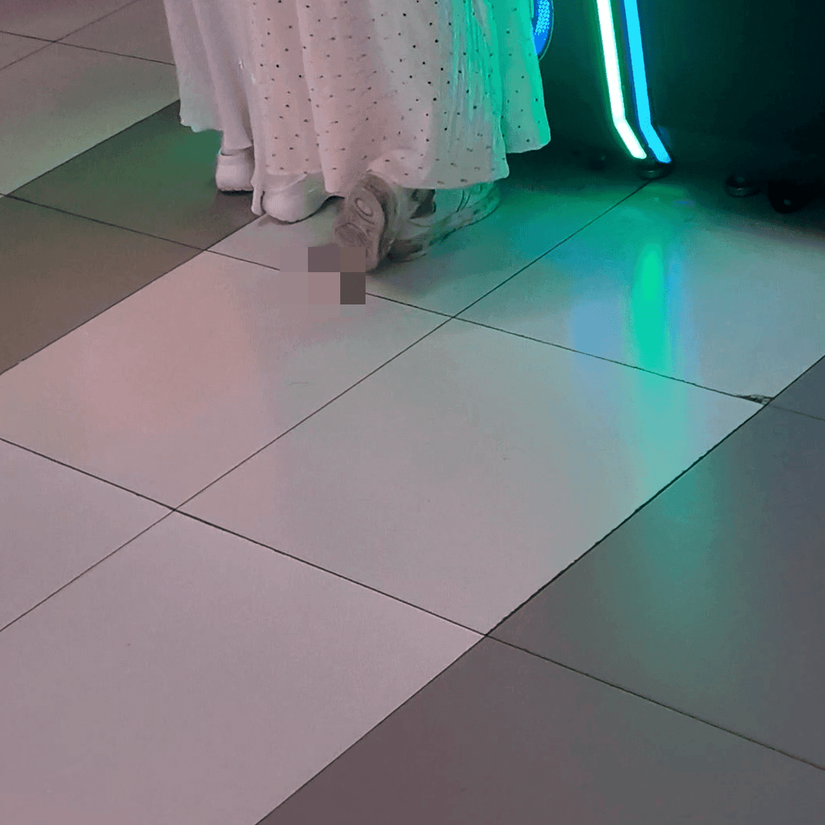 Game arcade basketball machine lady in Crocs candid crush and stuck to soles + White-socked leather shoes candid crush