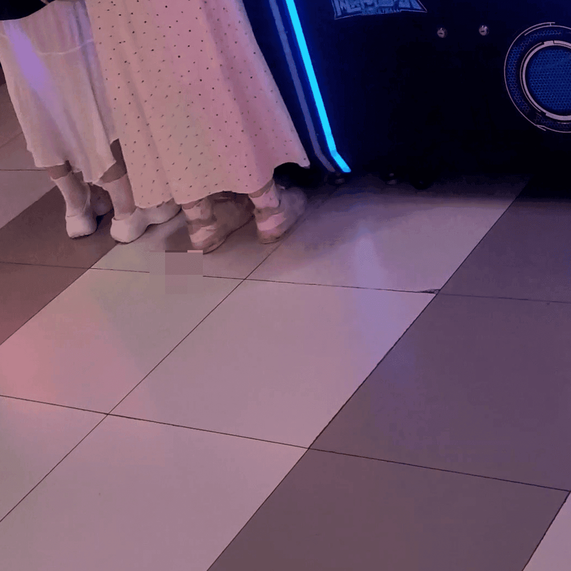 Game arcade basketball machine lady in Crocs candid crush and stuck to soles + White-socked leather shoes candid crush