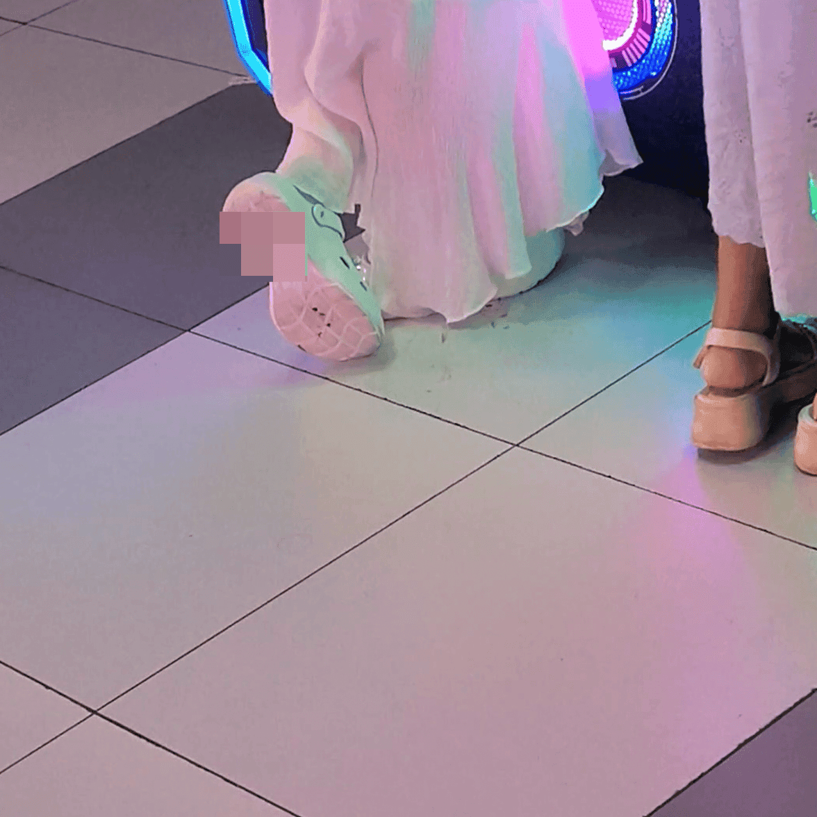 Game arcade basketball machine lady in Crocs candid crush and stuck to soles + White-socked leather shoes candid crush