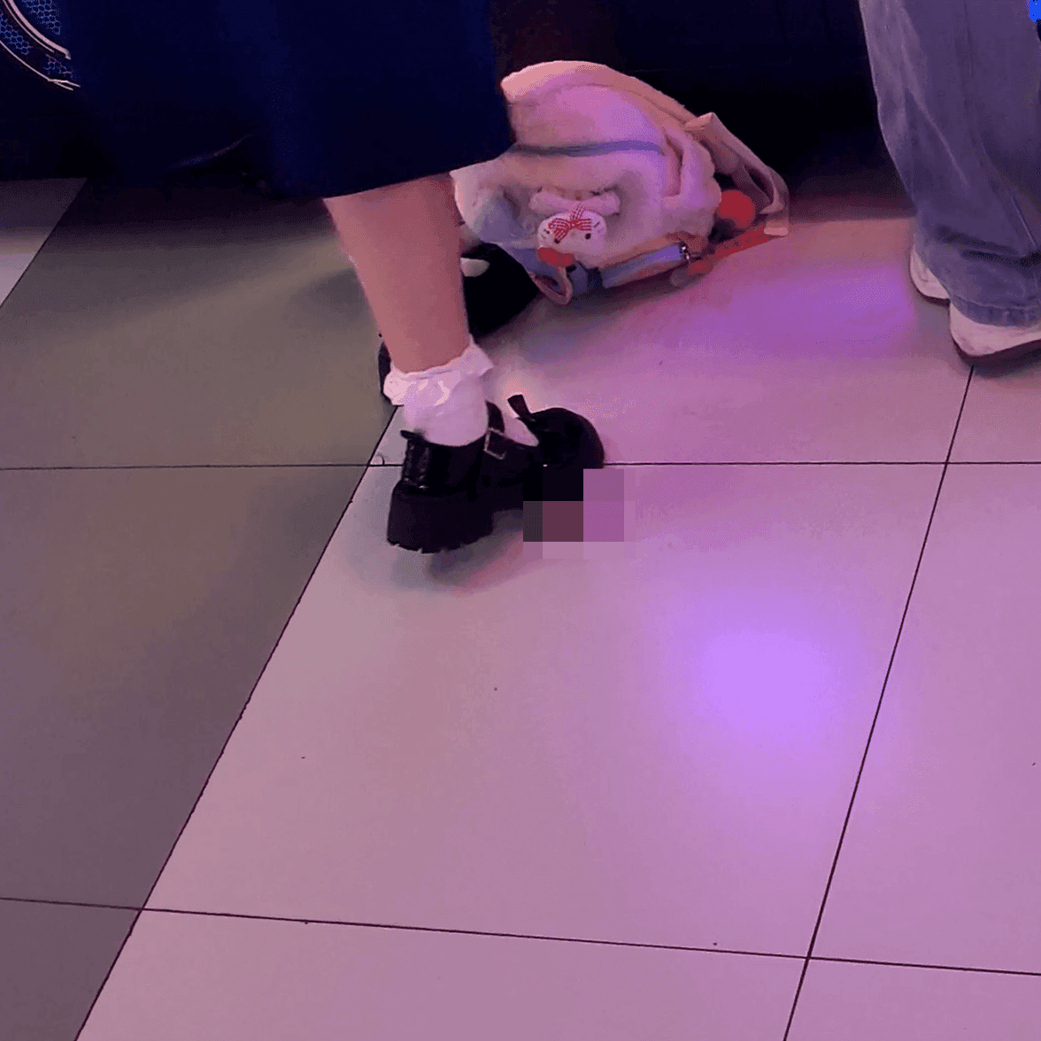 Game arcade basketball machine lady in Crocs candid crush and stuck to soles + White-socked leather shoes candid crush