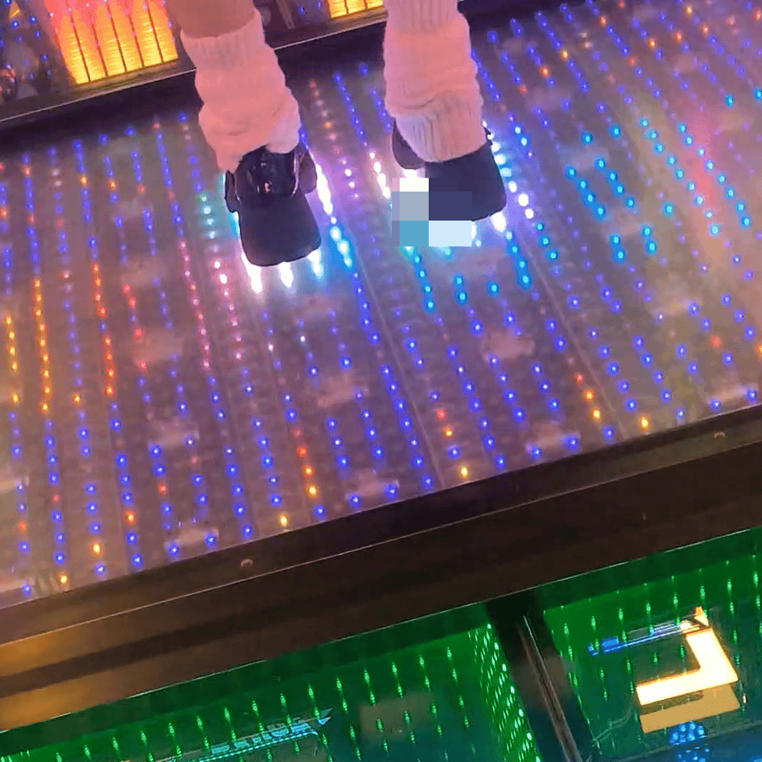 Dance machine lady in Air Force sneakers candid crush + Arcade girl in canvas sneakers candid crush