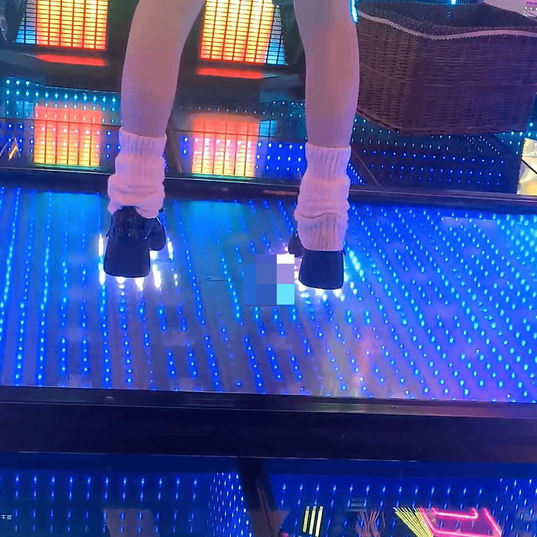 Dance machine lady in Air Force sneakers candid crush + Arcade girl in canvas sneakers candid crush