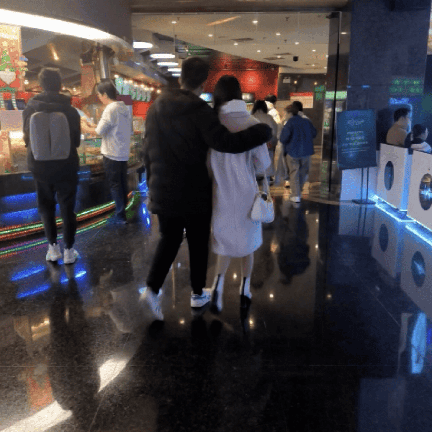 Cinema girl candid hand trample with 8cm heeled boots