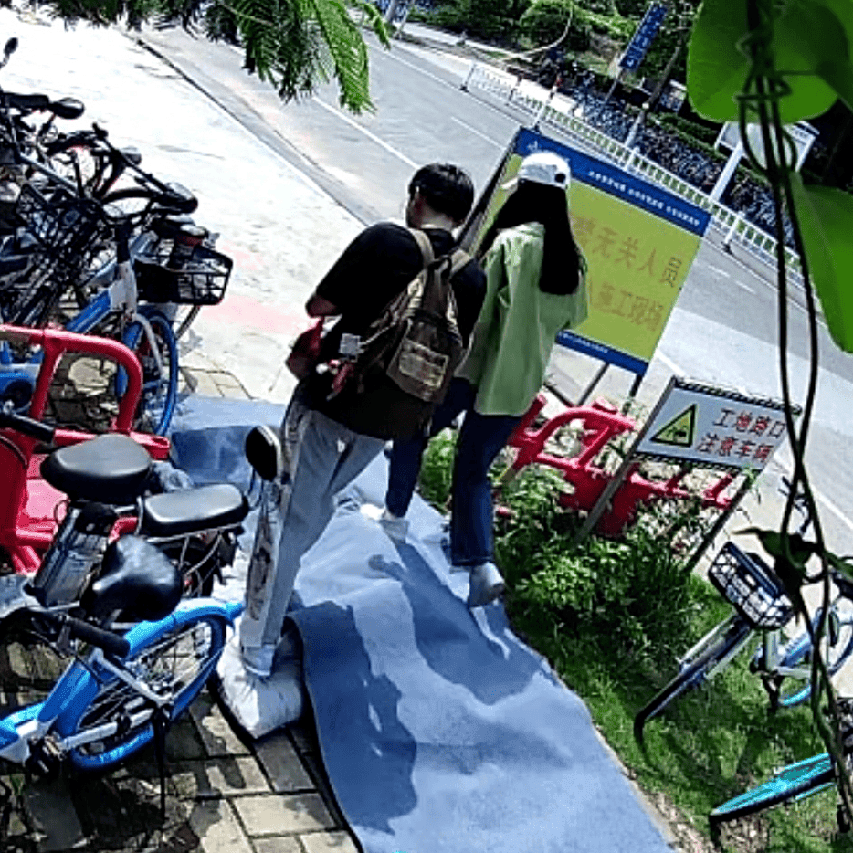 Candid trampling on the streets outside the university
