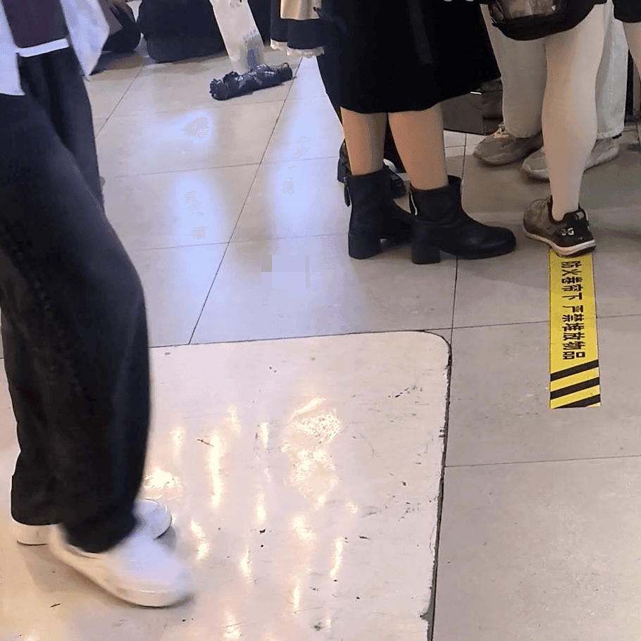 Anime convention women candid crush with leather shoes + Subway entrance women candid crush with sneakers